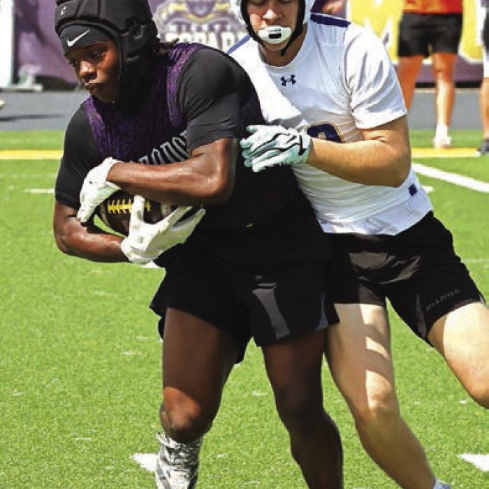 La Grange’s Edric Gants runs for yardage after the catch Saturday. Photo by Darrell D. Gest