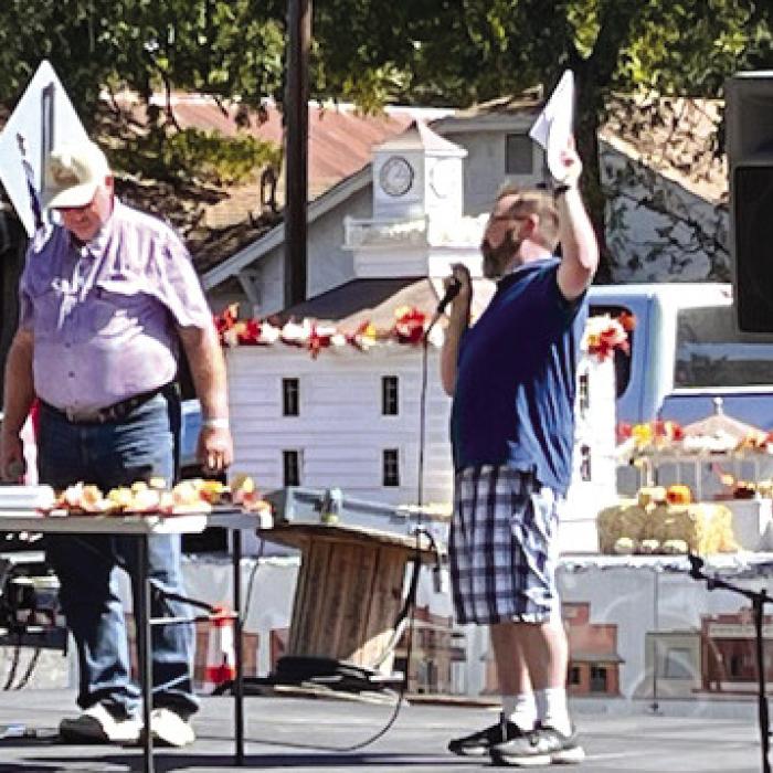 Auctioneer Lee Fritsch and Emcee Kevin White at Lickskillet.