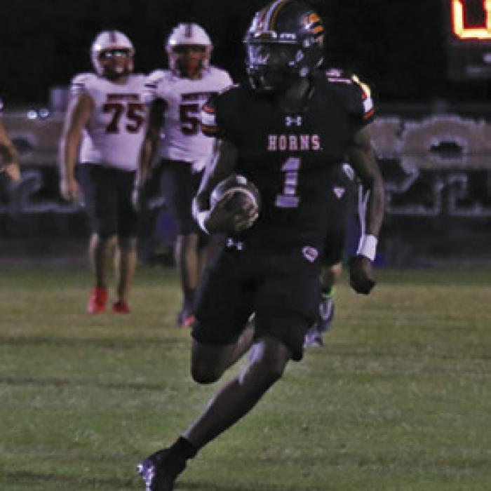 Da’terrion Houston runs for big yardage Friday. Photo by Audrey Kristynik