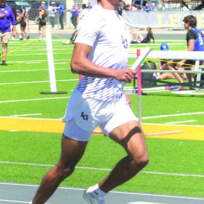 La Grange’s Dwodney Thompson runs the anchor leg of the 4x200 relay. Photo by Jeff Wick