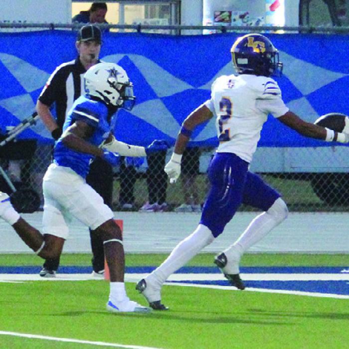 La Grange’s Dwodney Thompson stretches the ball over the goal line as part of his 37-yard touchdown reception Friday. Photo by Jeff Wick