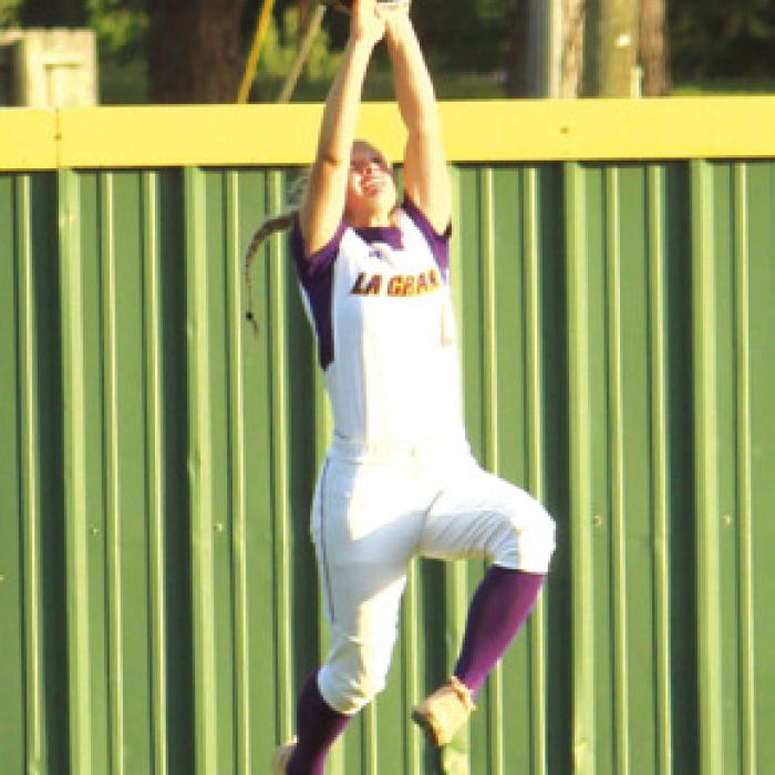 Ashtyn Smith makes a difficult catch in left field.