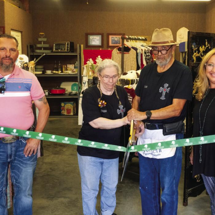 Ribbon Cutting at New Shop in Warda