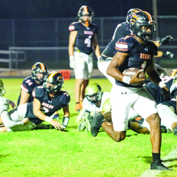 Schulenburg’s Da’Terrion Houston crosses the goal line through a wide open hole Friday. Photo by Andy Behlen