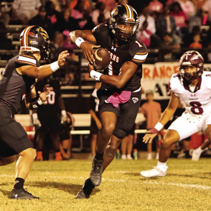 Schulenburg quarterback Aaron Janecek hands the ball off to Da’Terrion Houston in Friday’s game. Photo by Darrell D. Gest