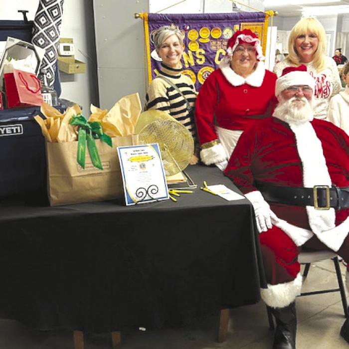 The “Mystery Cooler Raffle” which was given away at the 40th Carmine Chamber Christmas Fest is pictured with Jamie Odom, Mrs. Claus, Diane Wied, Meredith Odom, and Santa Claus.
