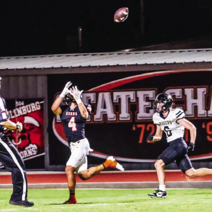 A wide-open Jayse Janda would go on to score after catching this pass from Owen Brenek in the third quarter for Schulenburg. Photo by Andy Behlen