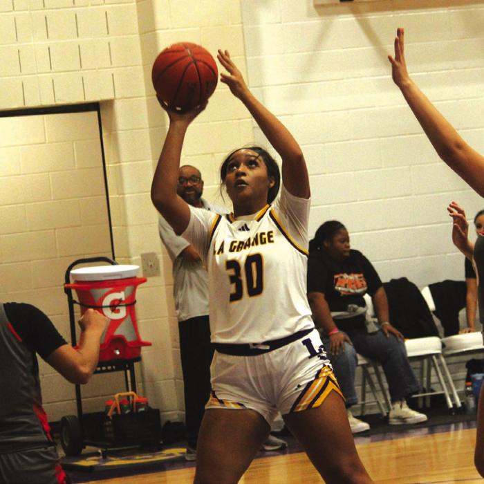 Cara Homer goes to the basket in Tuesday’s victory. Photos by Jeff Wick