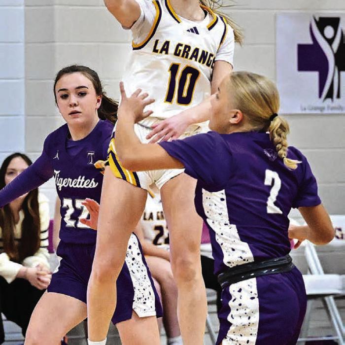 La Grange’s Kylie Trlicek passes to a teammate in Friday’s game against Thrall. Photo by Stephanie Steinhauser