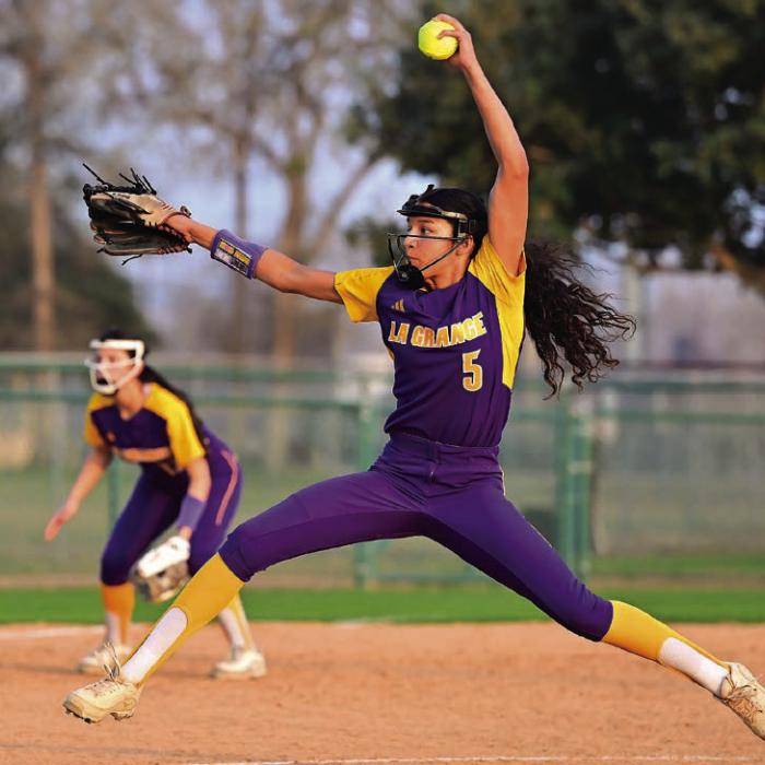 Sophomore Iylah King pitches for La Grange. Photo by Stephanie Steinhauser