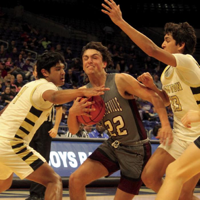 Fayetteville’s Brody Dooley finds a opening quickly closed by the defense of Jayton in Thursday’s state semifinal. Photo by Jeff Wick