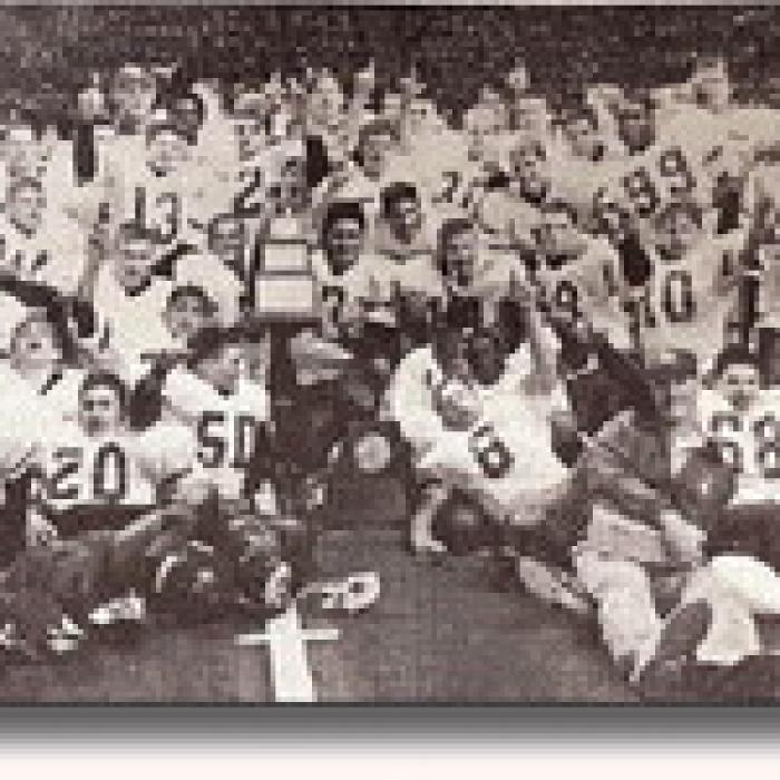 The members of the 2000 Leps team pose with the title trophy at Texas Stadium.