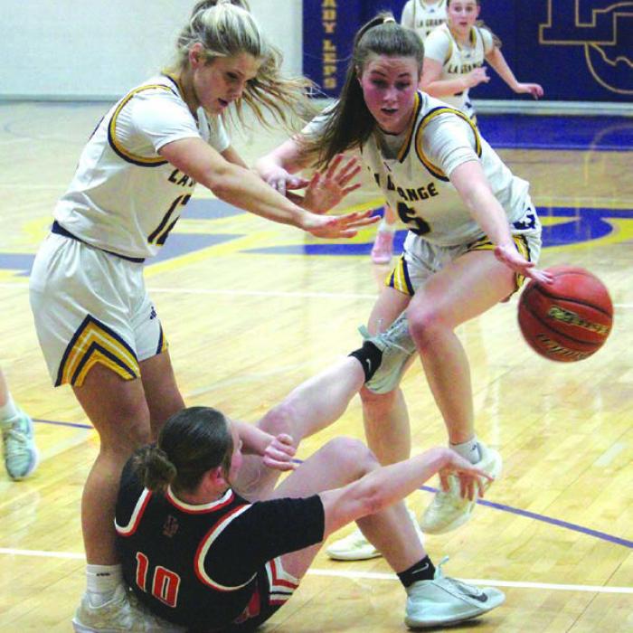 La Grange’s Ashtyn Smith, left, and Campbell Cooper, right force a turnover in Tuesday’s game. Photo by Jeff Wick