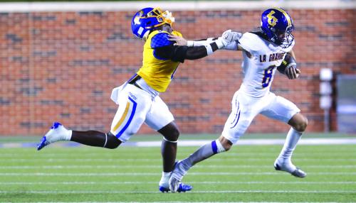 Klayton Michalka tries to push off the grasp of La Vega’s Ge’Unte Thomas. Photo by Ken Sury/Special to the Record