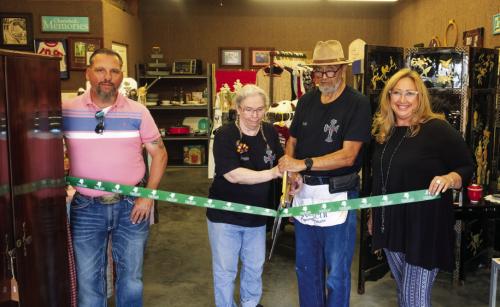 Ribbon Cutting at New Shop in Warda