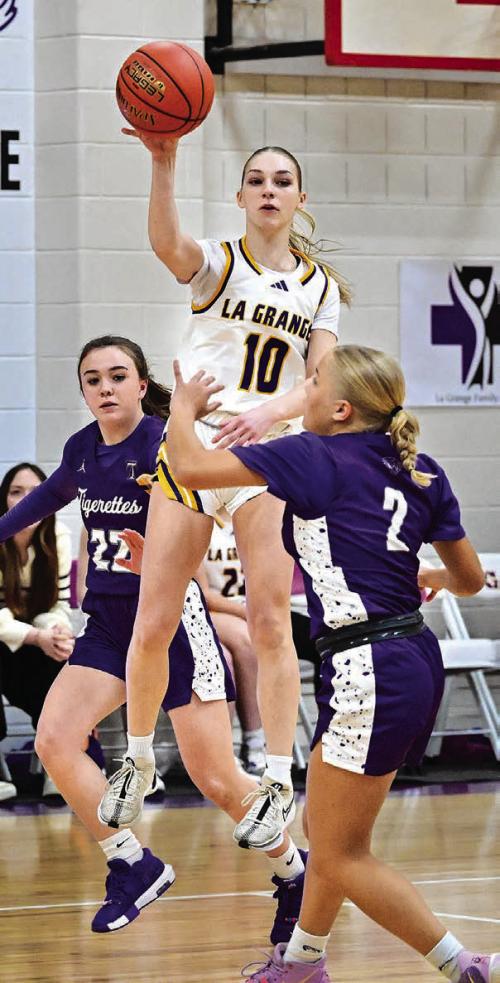 La Grange’s Kylie Trlicek passes to a teammate in Friday’s game against Thrall. Photo by Stephanie Steinhauser