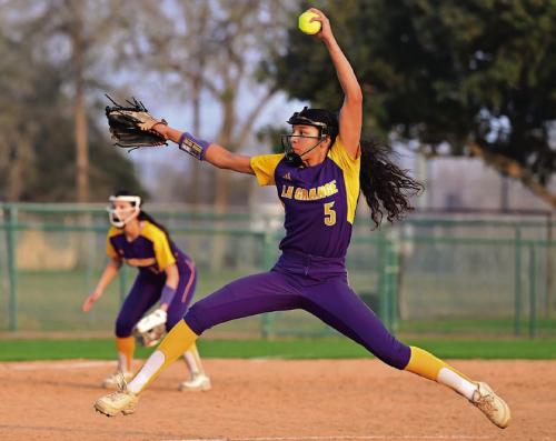 Sophomore Iylah King pitches for La Grange. Photo by Stephanie Steinhauser