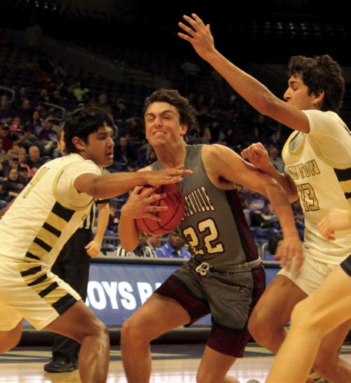 Fayetteville’s Brody Dooley finds a opening quickly closed by the defense of Jayton in Thursday’s state semifinal. Photo by Jeff Wick