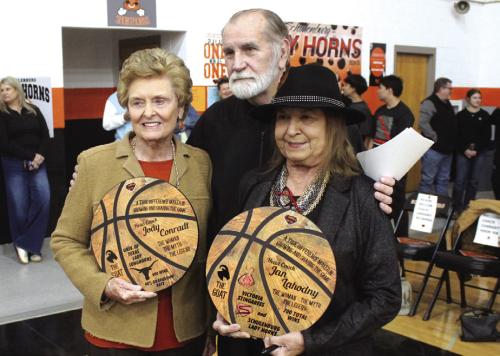 Jody Conradt, left, and Jan Lahodny, right, pose with Schulenburg girls basketball coach Larry Tidwell, center, as they hold plaques given to them by the Lady Horns basketball team. Photos by Jeff Wick