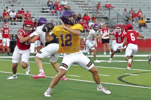 La Grange senior quarterback Eli Gillum readies to make a pass in Friday’s scrimmage. Photo by Darrell D. Gest