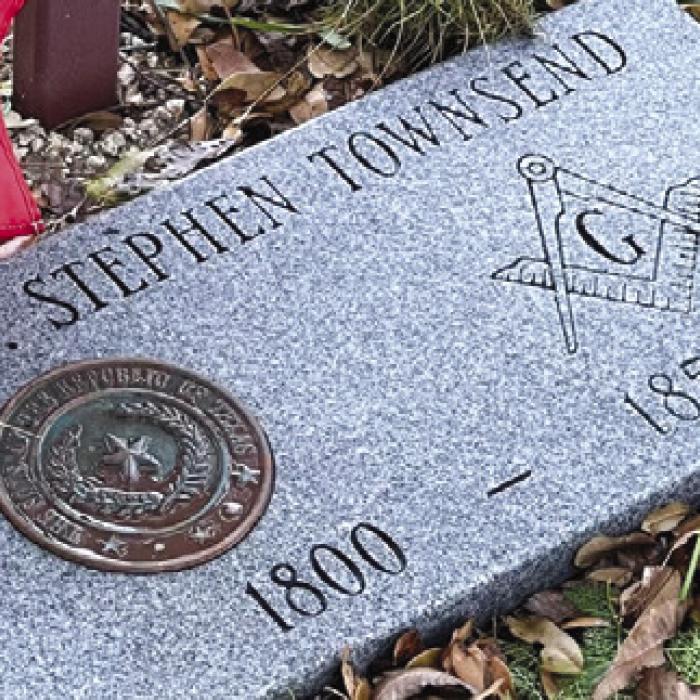 Stephen Townsend’s grave in Florida Chapel Cemetery, which displays both the emblem of the Sons of the Republic of Texas and the Square and Compasses of Freemasonry. Photo by Jeff Messer