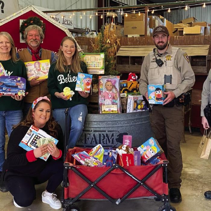 Deputy Santa Delivers Toys to 600 Local Children