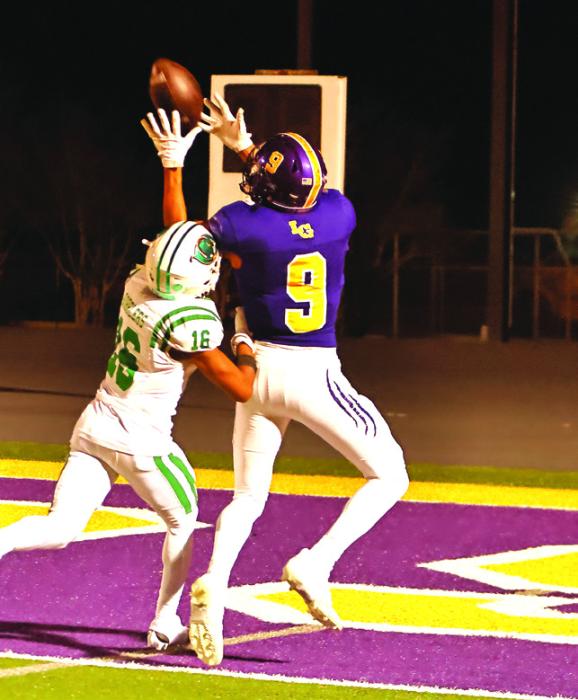 La Grange’s Nate Scott would make this catch as part of a huge night for the senior receiver. He caught six passes for 134 yards with two touchdowns. Photo by Darrell D. Gest