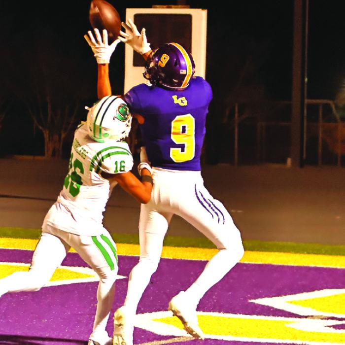 La Grange’s Nate Scott would make this catch as part of a huge night for the senior receiver. He caught six passes for 134 yards with two touchdowns. Photo by Darrell D. Gest