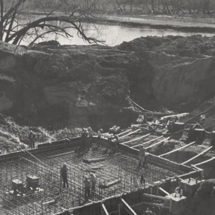 Workers set foundation forms for FPP’s pumping station on the Colorado River.