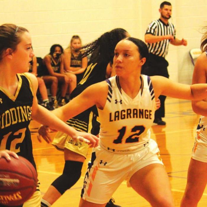 La Grange’s Kailee Jones, center, and Maddi Fritz on defense last week.