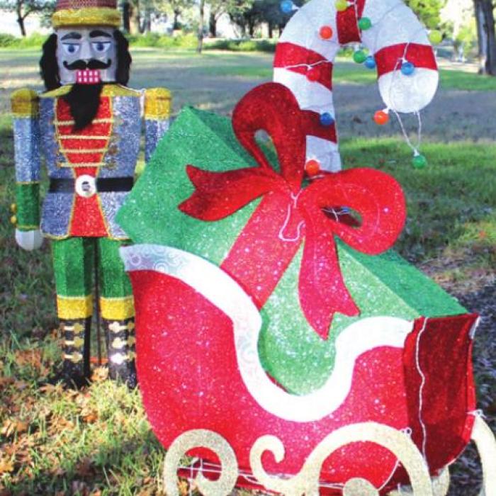 Some of the holiday photo op spots along the trail.