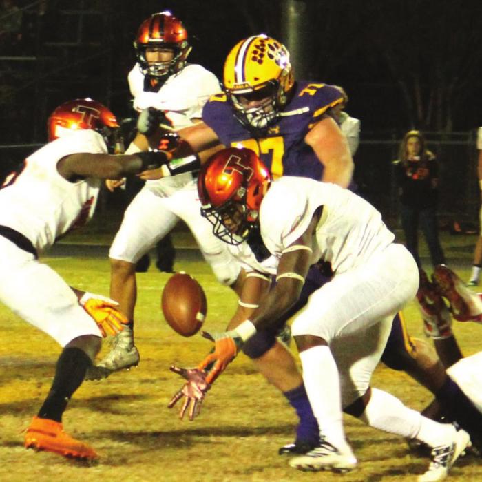 La Grange’s Football Season Comes to An End in Loss to Smithville