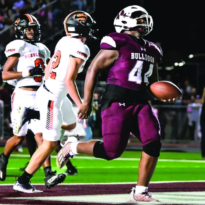 Kobe Burton runs in a touchdown for the Bulldogs in Friday’s game. Photo by Stephanie Steinhauser