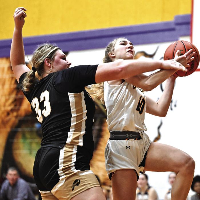 La Grange’s Kylie Trlicek drives to the basket against the defense of Giddings’ Kaylon Metcalf. Photo by Stephanie Steinhauser