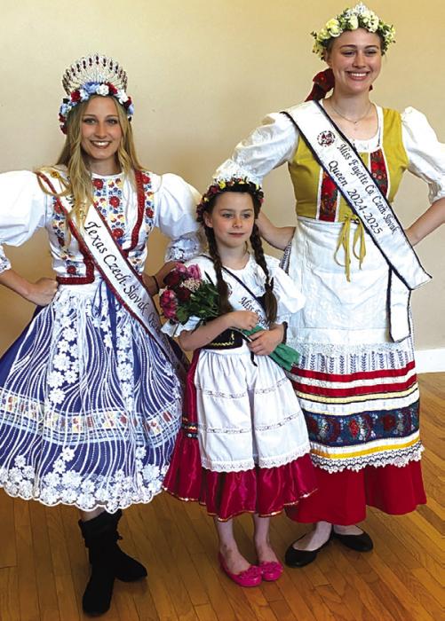 LG Sisters Crowned Czech-Slovak Royalty