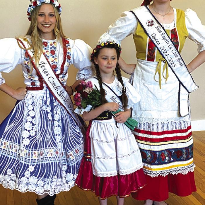 LG Sisters Crowned Czech-Slovak Royalty