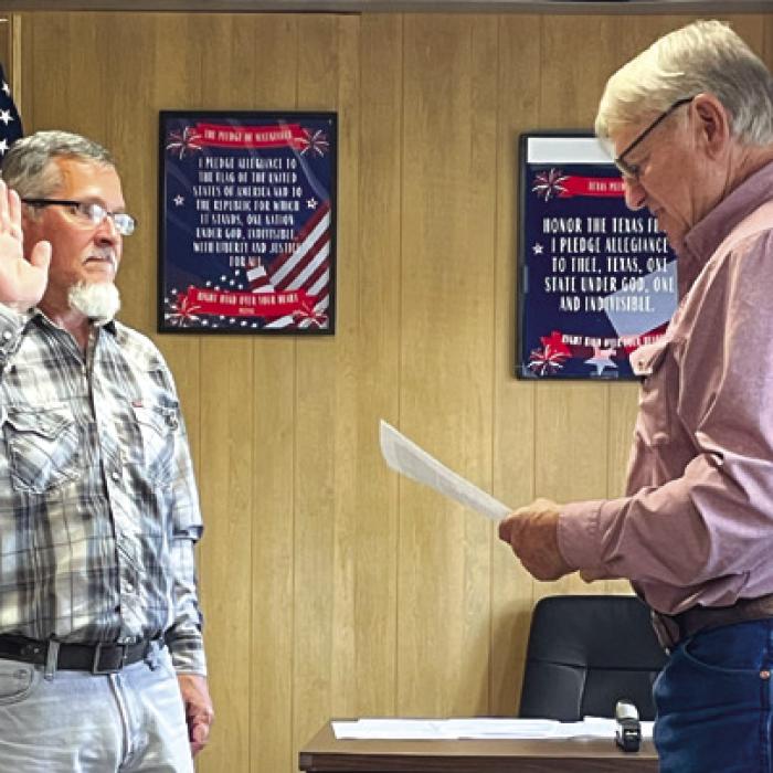 Richard Minar being sworn in as Commissioner on May 28 by Mayor Matt Mikulenka for a two year term.