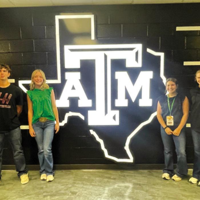Food Challenge – Kandon Kaspar, Hailey Janish, Mackayla Griffi n and Scotti Beseda.