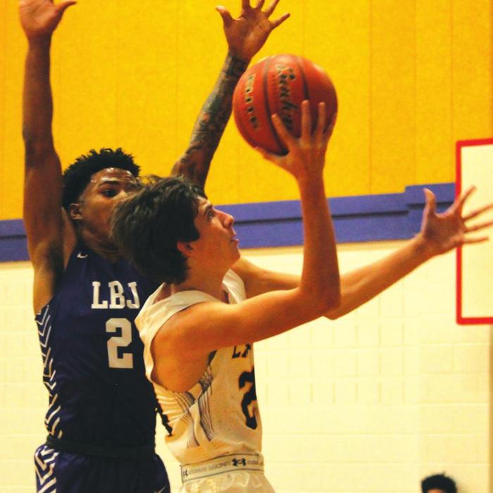 La Grange’s Jaxon Cooper gets to the basket for part of his teamhigh 15 points Tuesday. Photo by Jeff Wick