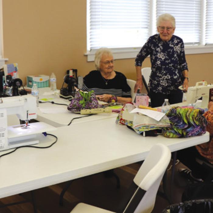 Jo Knox visited for the day with Kathy Theut, Bobbie Elliott and Janice Raabe.