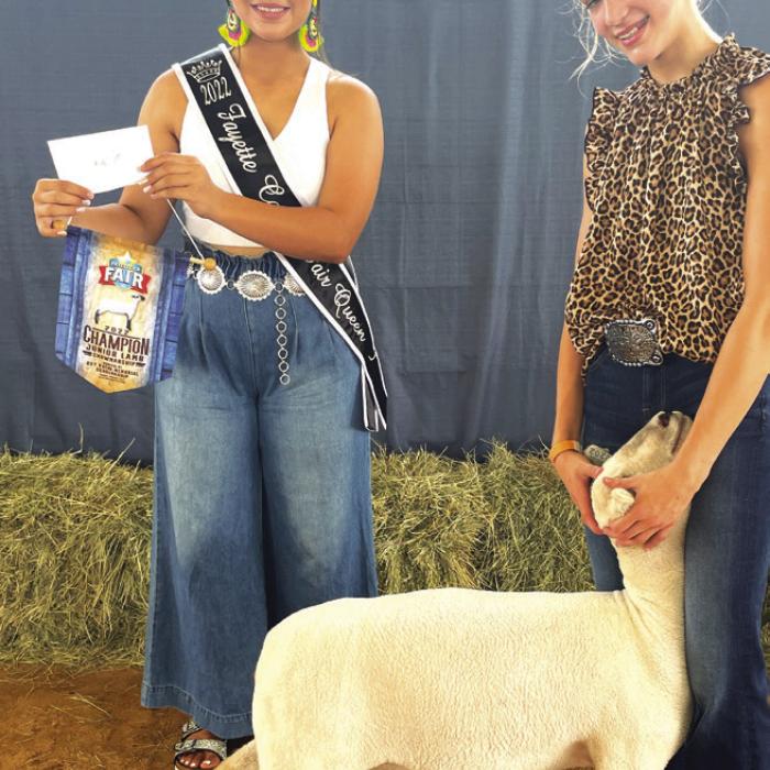 LAMB SHOW •JUNIOR SHOWMANSHIP Harper Gerik with Fayette County Fair Queen Teagan Branch
