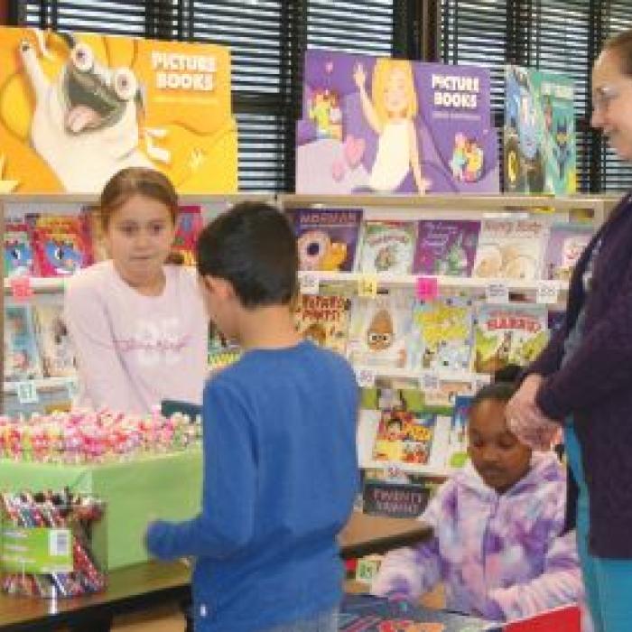 LES Hosts Scholastic Book Fair