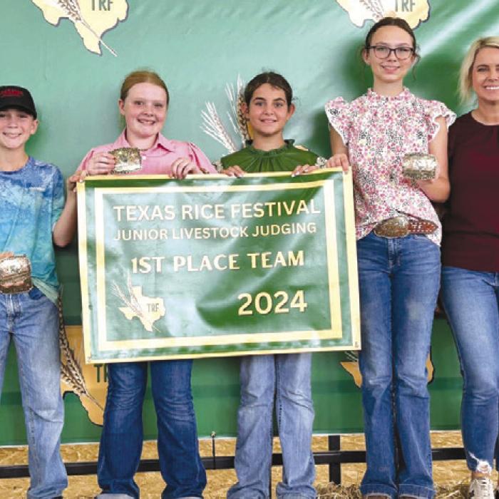 Champion Junior Team: Crockett Guenther, Kaisley Janecka, Adalyn Carrales, Tatum Fritsch and Coach Kaci Carrales.