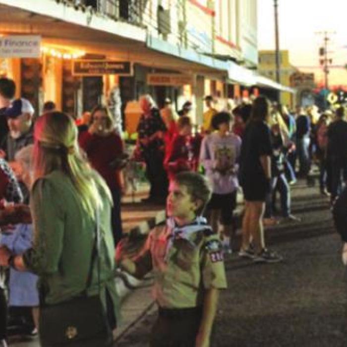 As the sun went down, the sidewalks filled up with people sampling wassail and other goodies. Some vendors sold out of food.