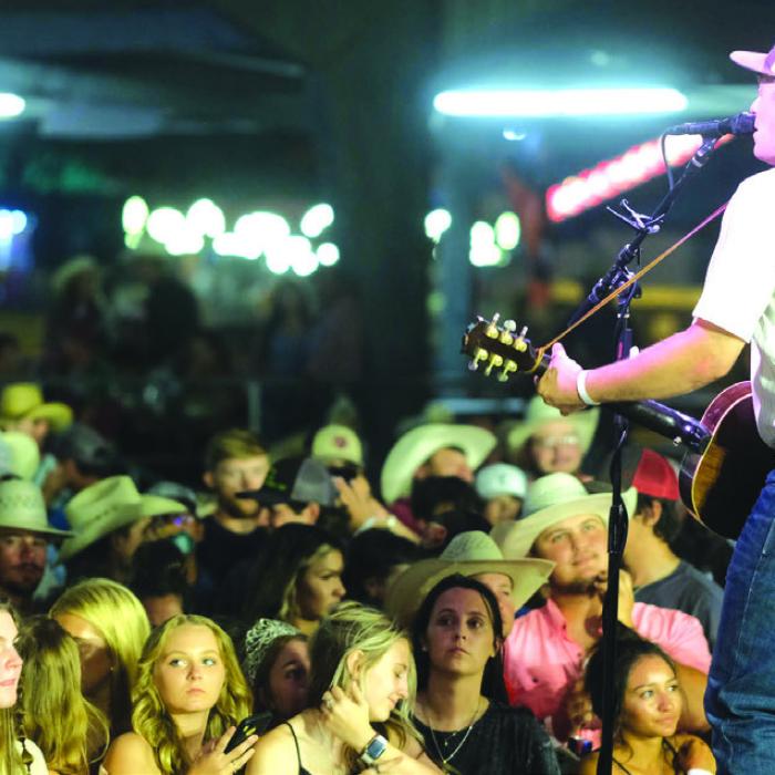 Carson Jeffry entertained the crowd Friday night. Photos by Andy Behlen