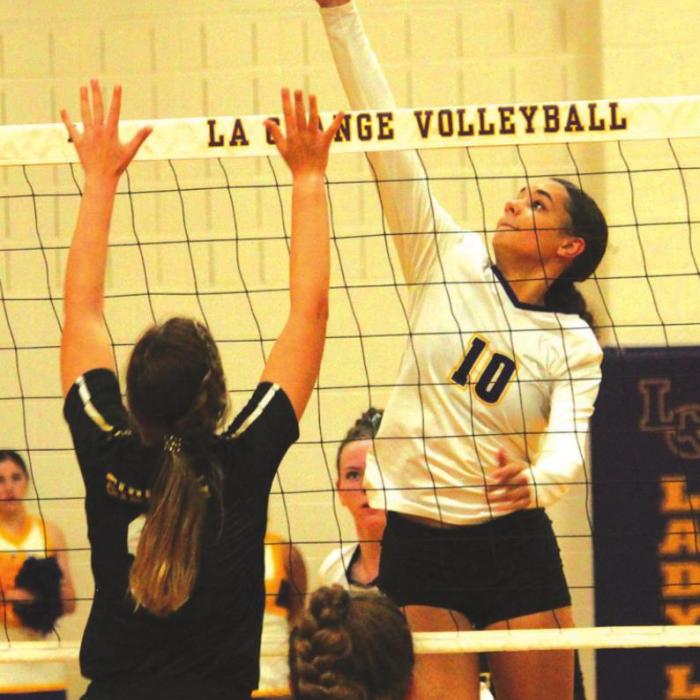 Giddings Beats LG in District Volleyball