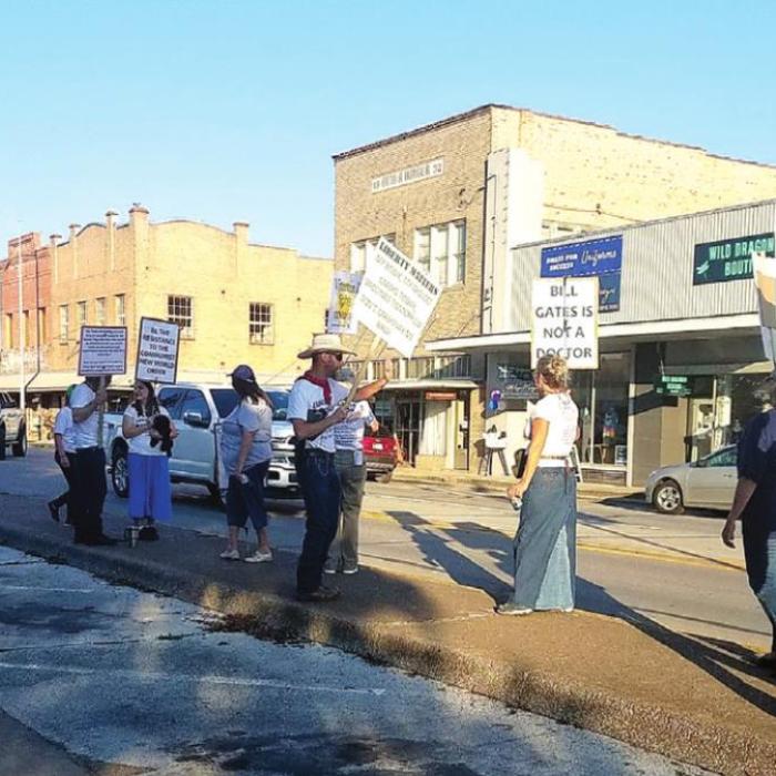 Art and Liberty Activists Mix on the Courthouse Square