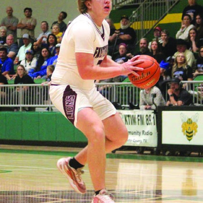 Fayetteville’s Kasen Kocian made five firsthalf three-pointers. Photo by Jeff Wick
