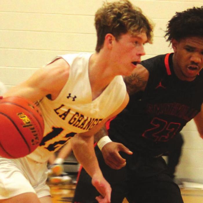 La Grange’s Eli Roberts drives past Smithville’s Phillip Minifee in Friday’s game. Photos by Jeff Wick