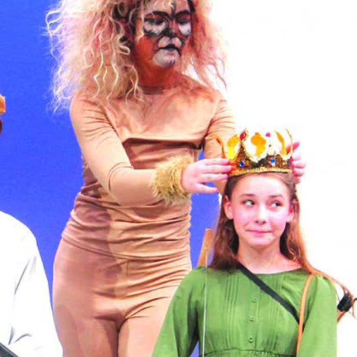 Carolina Lira (Aslan) crowns Brinley Freedman (Susan).